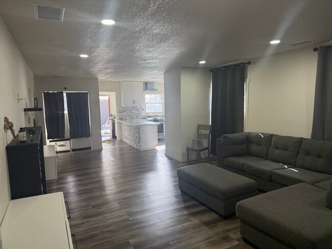 Photo - 1304 E 9th St House