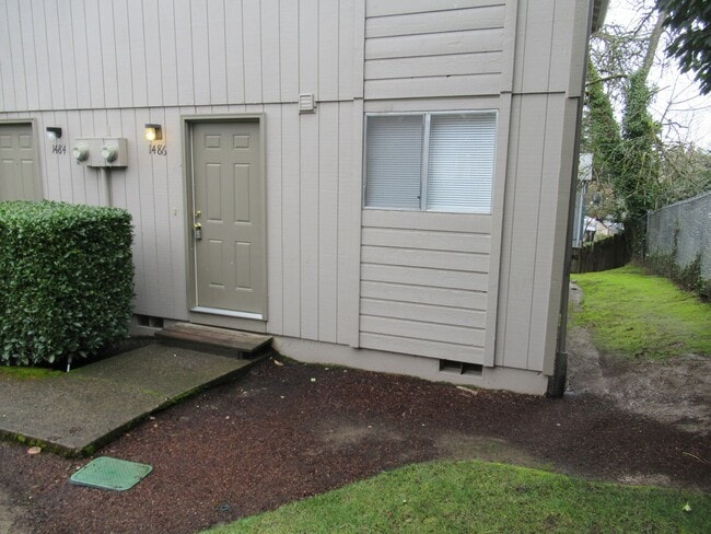 Building Photo - Two Bedroom Townhouse in Quiet Neighborhood
