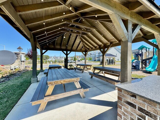 Foto del edificio - First Time Rental - Ready July 30th! 4 Bedrooms PLUS Loft! Great Views! Dog Park - Stocked Fishin...