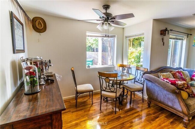 Foto del edificio - 3836 W Lake Sammamish Pky NE