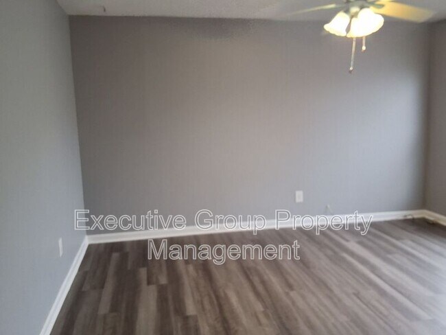 Foto del edificio - 801 Monin Rd