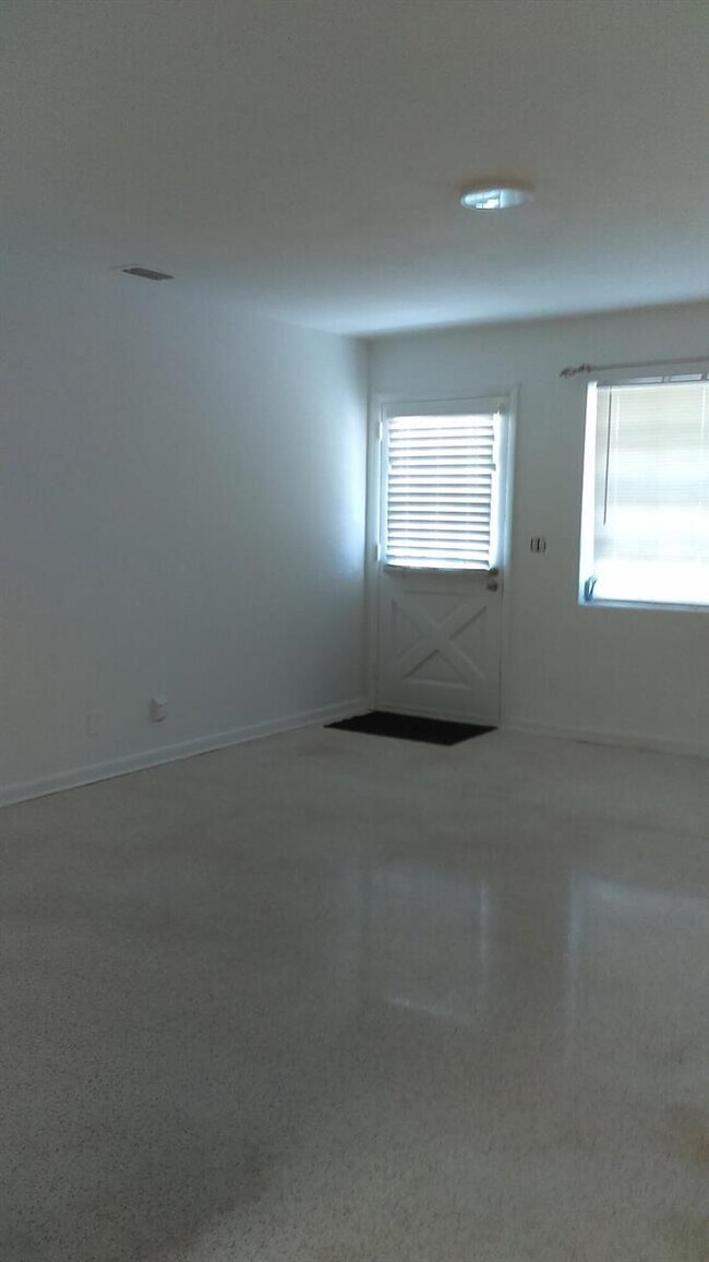 Foto del edificio - 828 Prosperity Farms Rd
