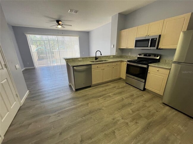 Building Photo - 2336 Silver Palm Dr