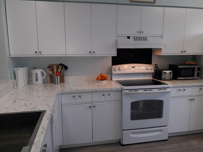 Foto del edificio - Short term, turnkey furnished, 2 bedroom, 2 bathroom condo in convenient Bradenton location.