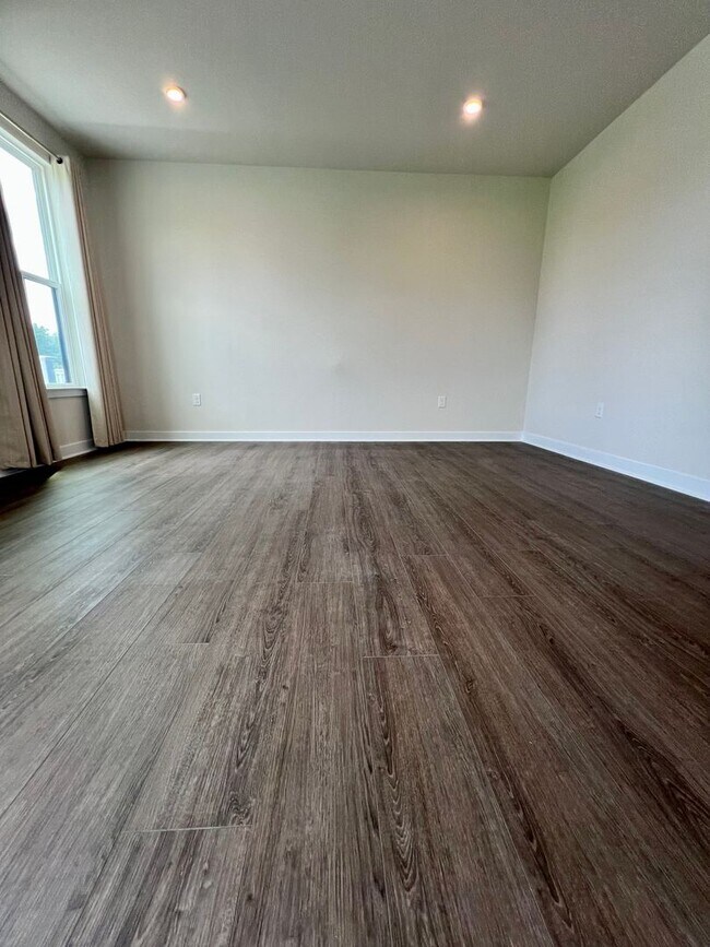 Building Photo - Gorgeous 3-Bedroom Townhome with Garage in...