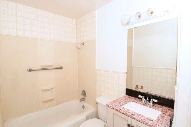 Foto del edificio - 2706 Curtis Dr