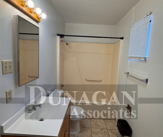 Foto del edificio - Partially Furnished - Upstairs - 2 Bedroom...