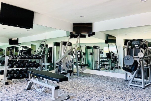 Varios televisores - The Cove at West Covina