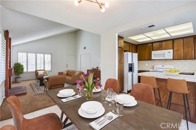 Building Photo - 12 Fuchsia