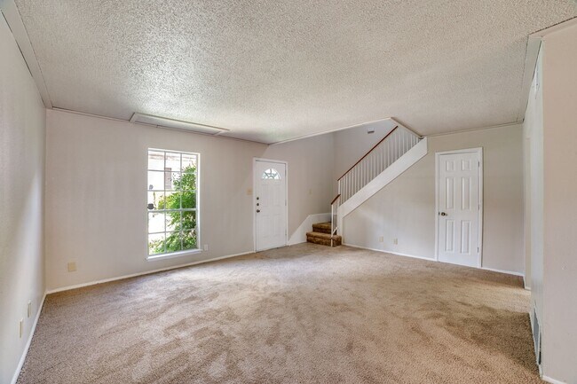 Foto del edificio - Charming 2-bedroom, 1.5 bath townhome in t...