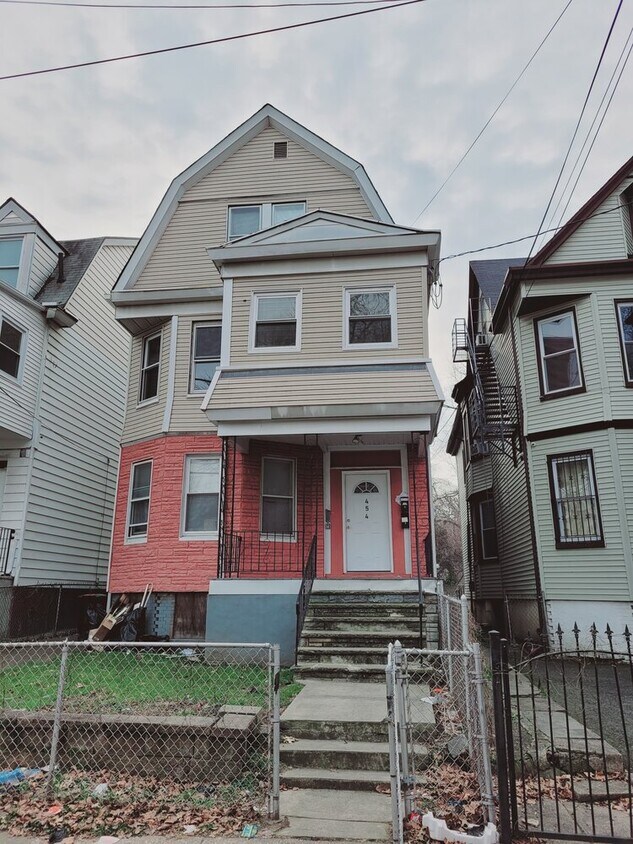 room - 454 4th Ave W