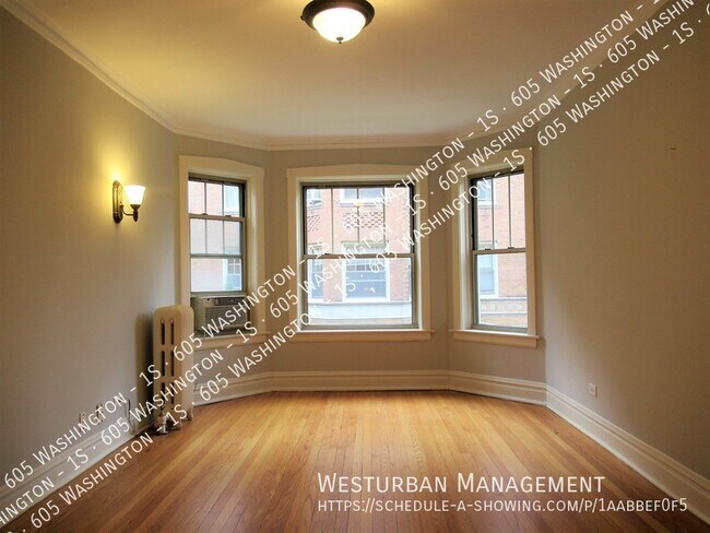 Building Photo - Central Oak Park Condo
