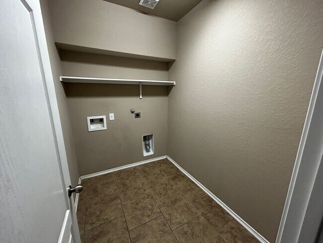 Foto del edificio - 618 Holliman Pkwy