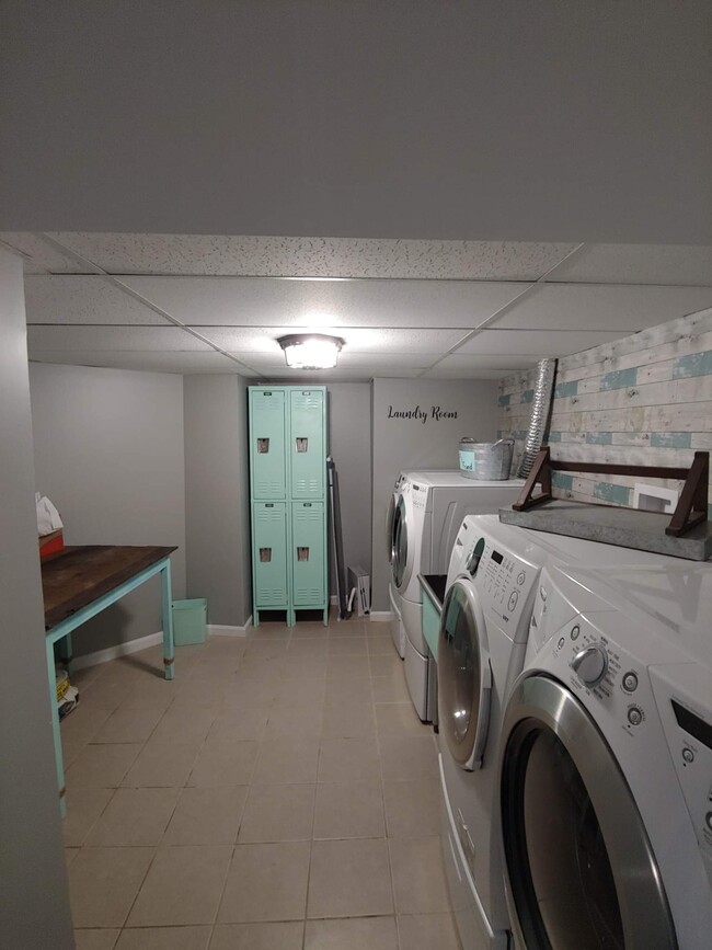 Free-Use Laundry Room - 904 Clifton Ave