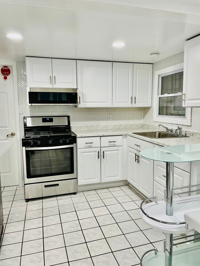 Building Photo - 6218 N Artesian Ave