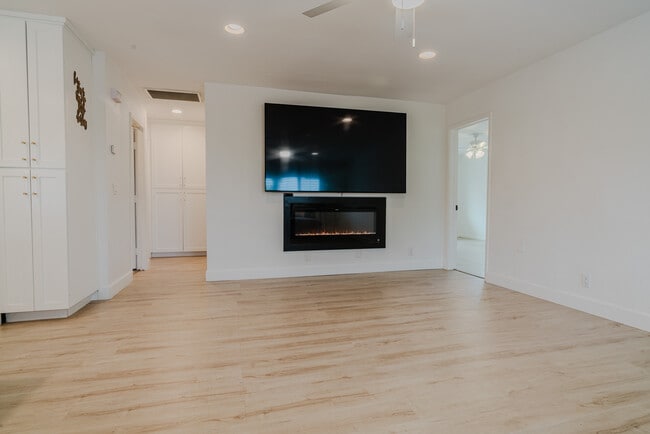 Building Photo - 52801 Avenida Alvarado