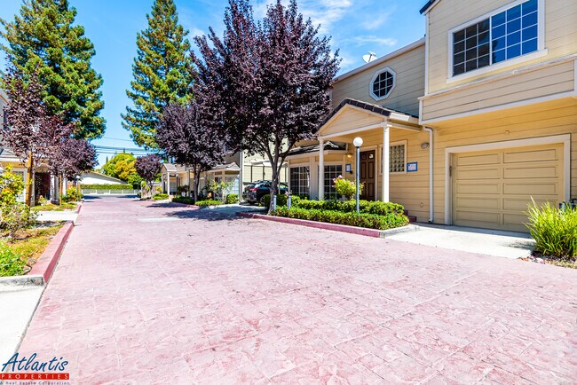 Building Photo - 2062 Rialto Ct