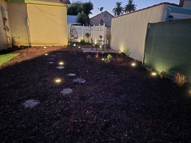 Patio lateral - 7529 La Salle Ave