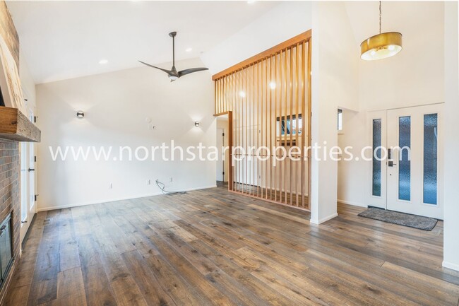 Building Photo - Stunning Riverfront Townhome in Sellwood