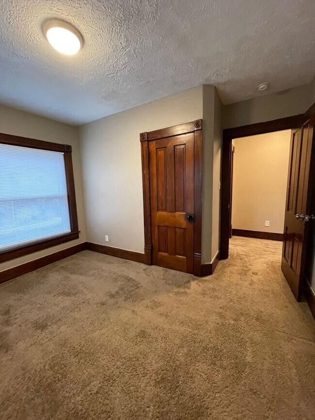 Building Photo - 504 S 4th- HBS