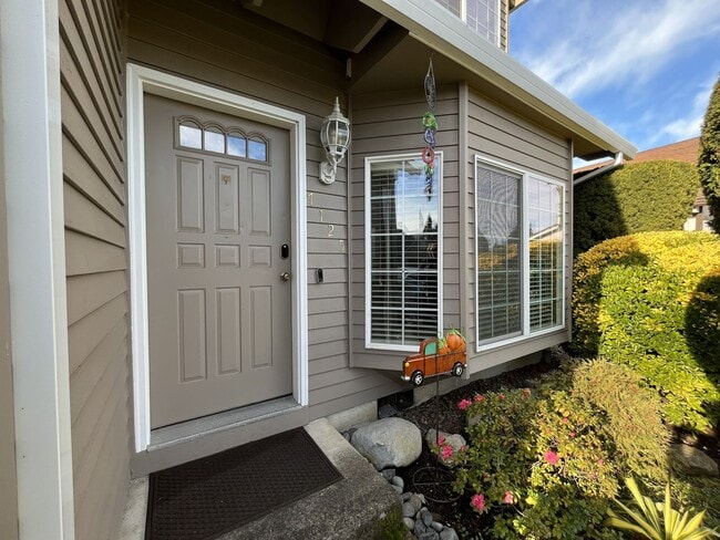 Foto del edificio - Light-Filled Three Bedroom Home with Private Bonus Space and Outdoor Living