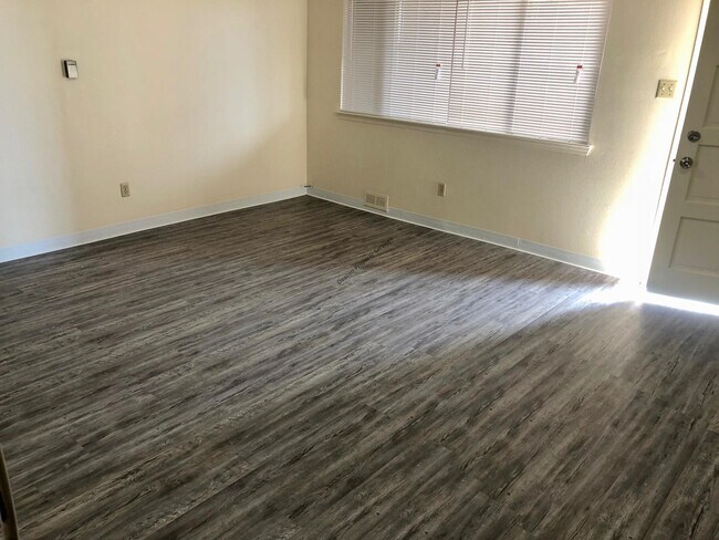 Building Photo - 300 La Veta Dr