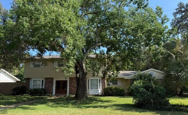 Foto del edificio - Gulf Breeze - Proper - 5 bedroom, 3.5 bathroom with pool and lawn care included