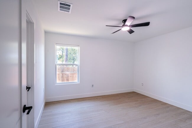Building Photo - 1142 Mansell Ave