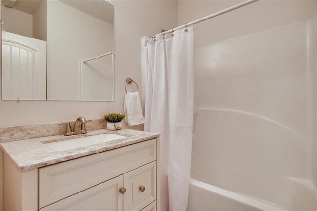 Full bathroom - 1999 Meador Ave SE