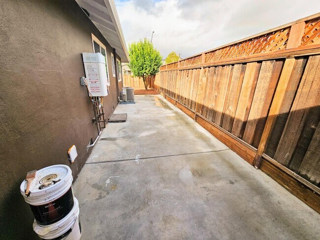 Building Photo - 3516 Olsen Dr