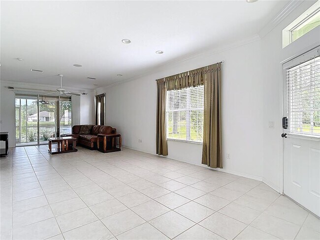 Foto del edificio - 7611 Helen White Ln