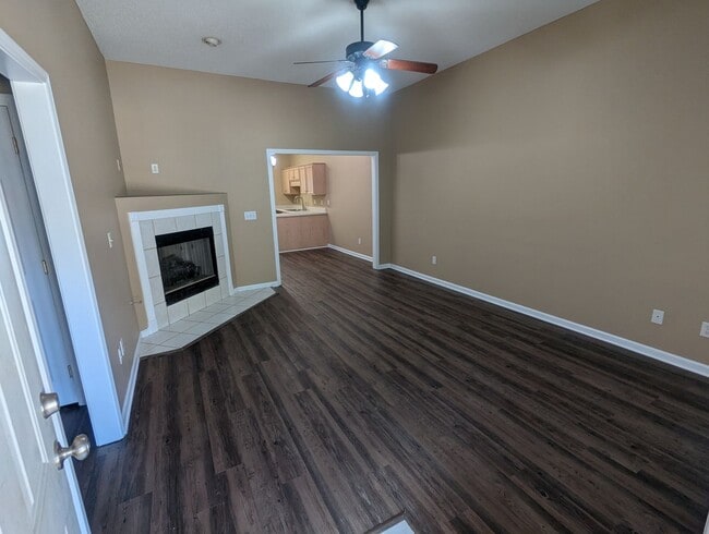 Building Photo - Nice 2 bedroom 2 Bath Villa Available NOW