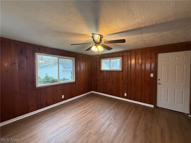 Foto del edificio - 1427 E 252nd St