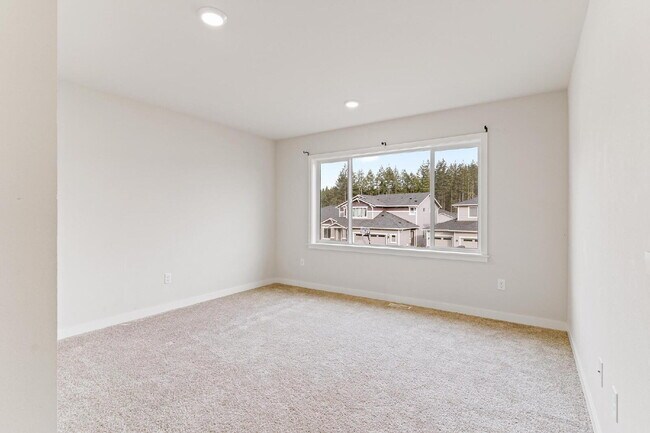 Foto del edificio - Bueaitful 4 bedroom home with 1 bed 1 bath MIL!