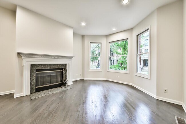 Foto del edificio - 4 bedroom in Chicago IL 60657