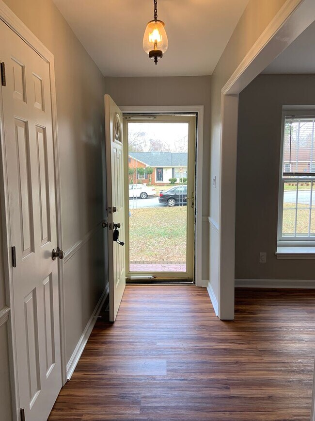 Foto del edificio - 3 BR House near Guilford College w/ Garage