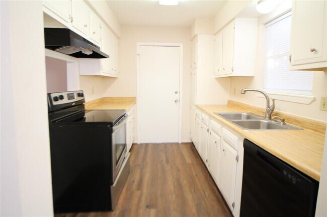 Foto del edificio - 7610 Bubbling Spring Ln