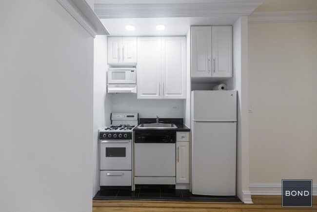 Building Photo - 214 E 51st St