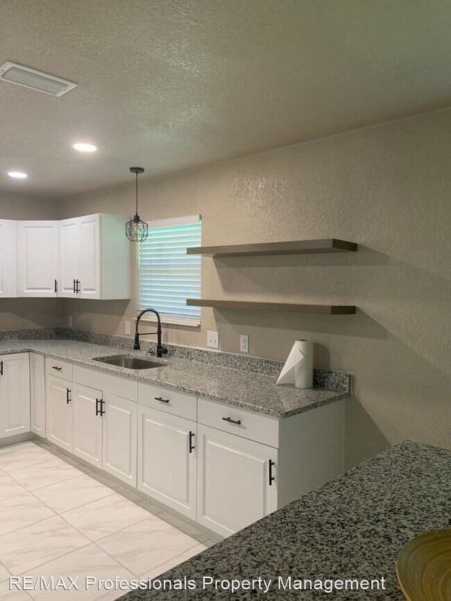 Foto del edificio - 3 br, 1 bath House - 657 NE Denver Street