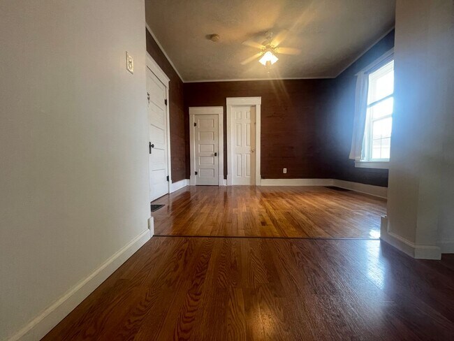 Foto del edificio - 321 E College St