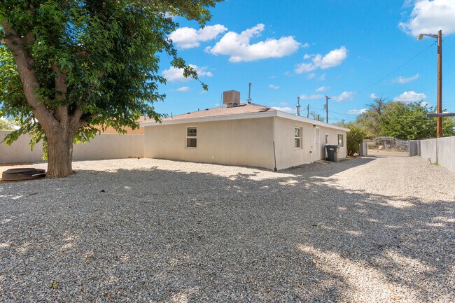 Foto del edificio - 2107 Valley Rd SW