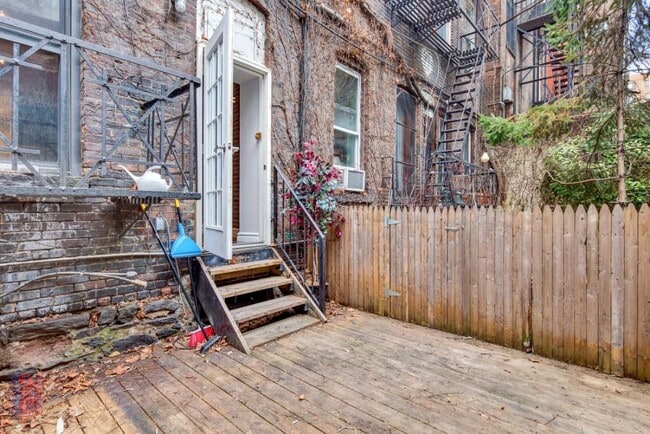 Building Photo - 250 Mott St