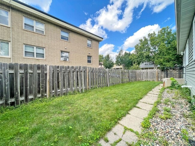 Building Photo - Beautiful Big 4-Bedroom, All New Kitchen, ...