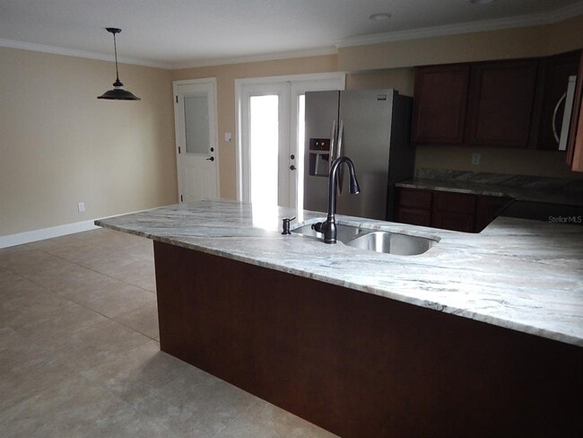 Foto del edificio - 17345 Porter Ave