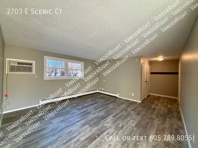 Building Photo - Cozy 2 Bedroom 1 Bathroom Lower Level Duplex!