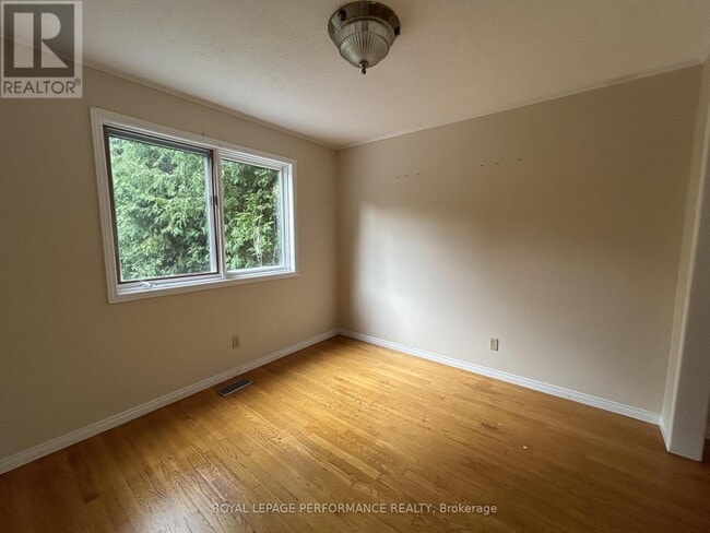 Building Photo - 461 Princess Louise Dr.