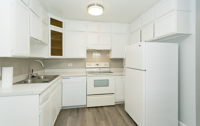 Building Photo - 615 S Alton Way