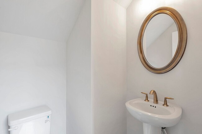 Building Photo - Luxury Westshore Townhome