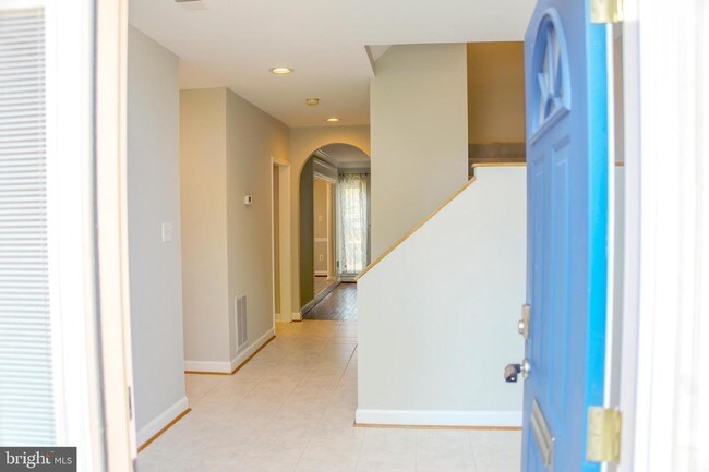 Building Photo - 2714 Kenwood Ave