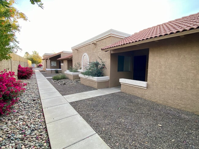 Building Photo - 502 W Tonopah Dr